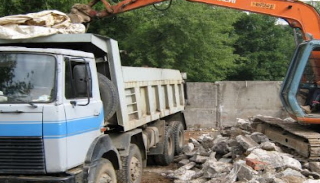 Вывоз строительного мусора с участка в Азове недорого от 1530 руб. | 2Землекопа-Азв